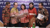 Jajaran direksi PT Nippon Indosari Corpindo Tbk. (ROTI), Indrayana (Direktur), Ida Apulia Simatupang (Direktur), Jusuf Arbianto Tjondrolukito (Komisaris Independen), Arlina Sofia (Direktur), Arief Alfanto (Direktur) dalam Rapat Umum Pemegang Saham Tahunan (RUPST) yang berlangsung di Hotel Mulia Jakarta, Selasa (12/4/2022).