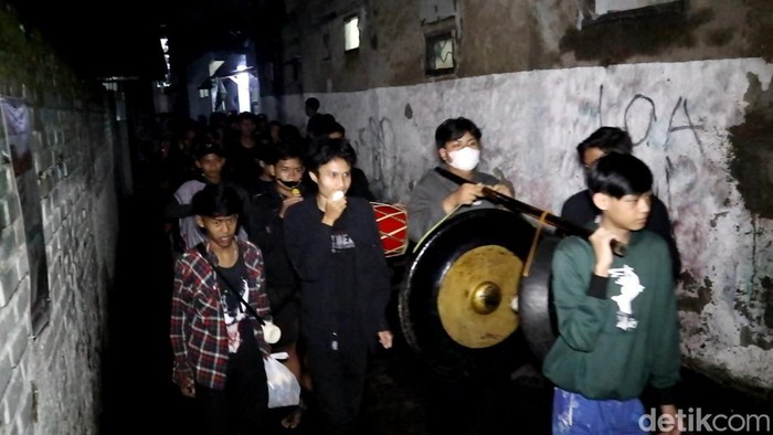 Sasauran, tradisi membangungkan orang  sahur ala warga Sekeloa, Kota Bandung