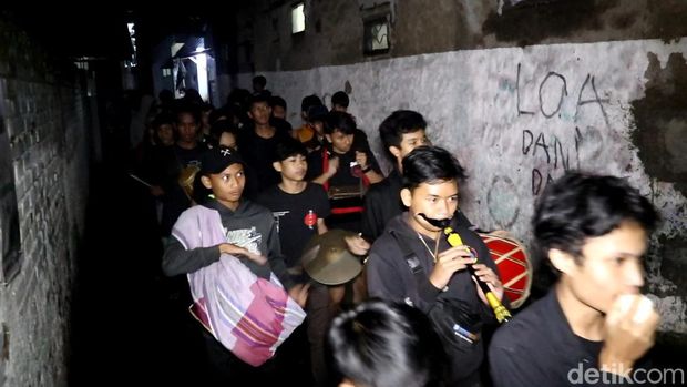 Sasauran, tradisi membangungkan orang  sahur ala warga Sekeloa, Kota Bandung