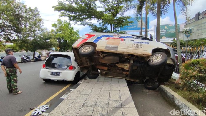Sebuah mobil ekspedisi terguling di Ciamis, warga mendengar suara ledakan sebelum kecelakaan itu terjadi