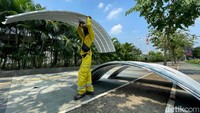 Selain itu, keberadaan paku ripet pada atap kanopi tersebut sudah banyak yang copot akibat diterjang angin kencang dan hujan deras.