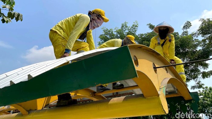 Semangat Pasukan Kuning Perbaiki Atap Halte Senayan di Bulan Puasa Bulan puasa tak turunkan semangat pasukan kuning untuk merawat fasilitas umum di Jakarta. Perbaikan fasum salah satunya dilakukan di halte bus kawasan Senayan.