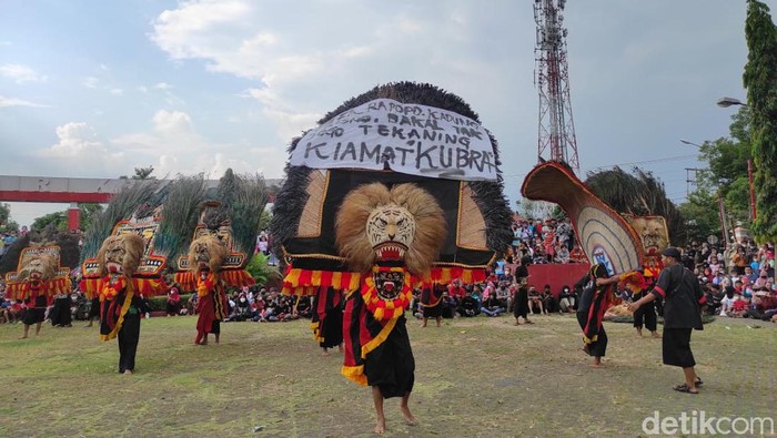 Seniman reog di Wonogiri protes reog mau diklaim Malaysia. Mereka menggelar pertunjukan reog dan jathil di Alun-alun Wonogiri, Selasa (12/4/2022).