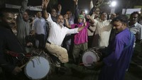 Mengutip AP, Parlemen Pakistan memilih anggota parlemen oposisi Shahbaz Sharif sebagai Perdana Menteri Pakistan menggantikan Imran Khan yang dilengserkan lewat mosi tidak percaya. (AP Photo/K.M. Chaudary).