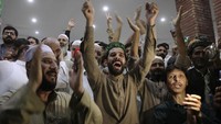 Sharif terpilih dengan 174 suara di parlemen. Jumlah itu dianggap sudah memenuhi kuorum di lembaga yang beranggotakan 342 orang tersebut. (AP Photo/Muhammad Sajjad).