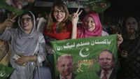 Terpilihnya Shahbaz Sharif sebagai PM Pakistan yang baru disambut suka cita oleh para pendukungnya. (AP Photo/K.M. Chaudary).  
