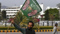 Sementara itu, lengsernya Imran Khan dari jabatan PM Pakistan lewat mosi tidak percaya menjadi sorotan publik dunia. Khan dinilai melakukan wanprestasi di bidang ekonomi. Kritik tersebut menguat ketika Imran Khan urung membatalkan perjalanannya ke Moskow seusai invasi Rusia terhadap Ukraina. (AP Photo/Anjum Naveed).