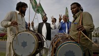 Shahbaz Sharif merupakan satu-satunya kandidat perdana menteri yang akhirnya terpilih dengan 174 suara di parlemen. Jumlah itu dianggap sudah memenuhi kuorum di lembaga yang beranggotakan 342 orang tersebut. (AP Photo/Anjum Naveed).