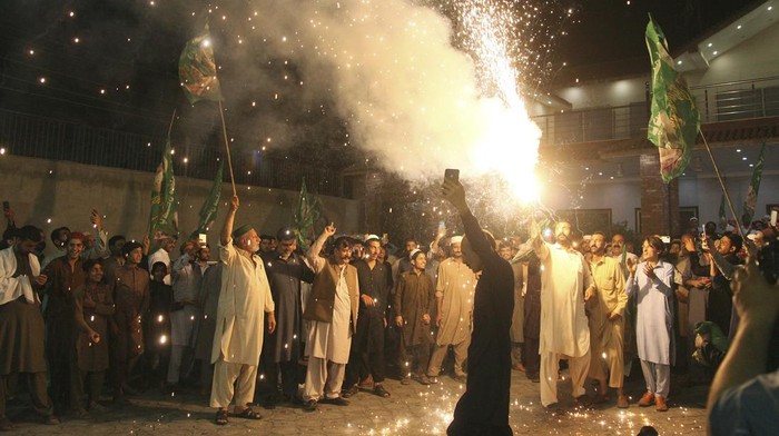 Shahbaz Sharif Terpilih Jadi PM Pakistan, Pendukung Berpesta Sejumlah pendukung Shahbaz Sharif berpesta di jalanan Pakistan. Mereka merayakan terpilihnya Sharif sebagai PM Pakistan yang baru menggantikan Imran Khan.