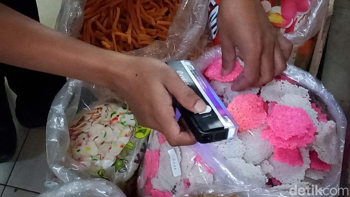 Petugas memeriksa kelayakan bahan makanan di Pasar Blora, Selasa (12/4/2022).