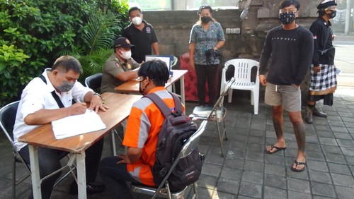 Tim yustisi Kota Denpasar melaksanakan sidak prokes dan berhasil menjaring 40 pelanggar.