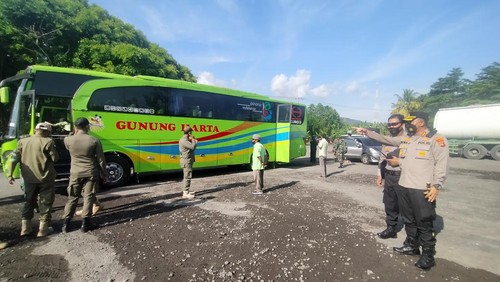 Simulasi pemeriksaan pemudik di rest area Pengeragoan, Desa Pengeragoan, Kecamatan Pekutatan,  Jembrana, Bali . Senin (11/4/2022).