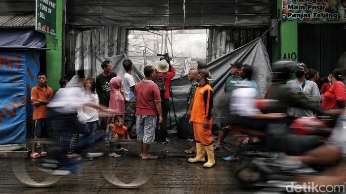 Sisa-sisa Kebakaran Maut yang Tewaskan 5 Orang di Jakut Api membakar sebuah bengkel di kawasan Warakas, Jakarta Utara. Diketahui, lima orang tewas akibat kebakaran maut tersebut.