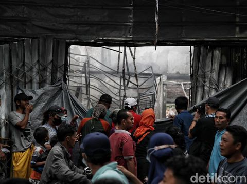 Api membakar sebuah bengkel di kawasan Warakas, Jakarta Utara. Diketahui, lima orang tewas akibat kebakaran maut tersebut.
