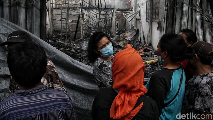 Sisa-sisa Kebakaran Maut yang Tewaskan 5 Orang di Jakut Api membakar sebuah bengkel di kawasan Warakas, Jakarta Utara. Diketahui, lima orang tewas akibat kebakaran maut tersebut.