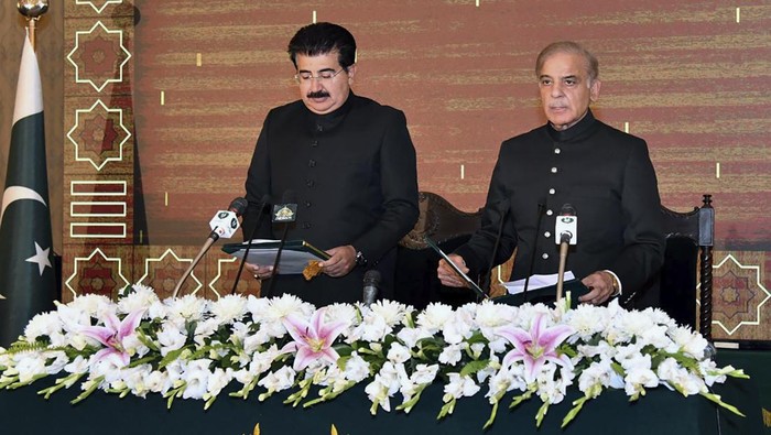 Shehbaz Sharif terpilih sebagai Perdana Menteri Pakistan usai Imran Khan dilengserkan lewat mosi tidak percaya. Sharif terpilih dengan 174 suara di parlemen.