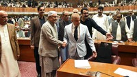 Seperti diketahui, Imran Khan yang sebelumnya menjabat sebagai PM Pakistan dilengserkan lewat mosi tidak percaya. Shahbaz Sharif yang merupakan satu-satunya kandidat PM Paksitan terpilih dengan 174 suara di parlemen. Jumlah itu dianggap sudah memenuhi kuorum di lembaga yang beranggotakan 342 orang tersebut. (National Assembly of Pakistan via AP).