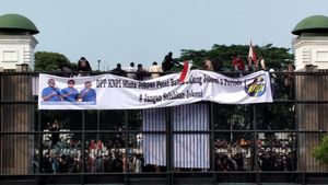 Spanduk KNPI Desak Bahlil Dicopot Mejeng di Jalanan Ibu Kota