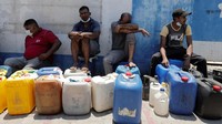 Negara ini mengalami kekurangan pangan, lonjakan harga-harga, dan pemadaman listrik.