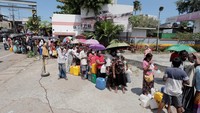 Pemerintah juga mengumpulkan utang dalam jumlah besar untuk mendanai apa yang proyek infrastruktur yang tidak perlu. 