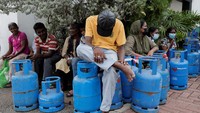 Kekurangan mata uang Sri Lanka menjadi masalah yang sangat besar pada awal 2021. Pemerintah mencoba menghentikan arus keluar mata uang asing dengan melarang semua impor pupuk kimia, dan meminta petani menggunakan pupuk organik. Hal ini menyebabkan kegagalan panen yang meluas.  