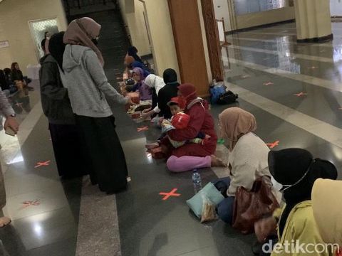 Suasana buka puasa di Pusdai Jabar.