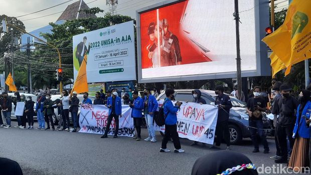 Suasana demo di simpang tiga UIN Sunan Kalijaga Yogyakarta, Selasa (12/4/2022).