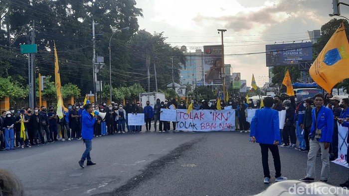 Suasana demo di simpang tiga UIN Sunan Kalijaga Yogyakarta, Selasa (12/4/2022).