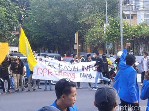 Mahasiswa DIY Demo Tolak 3 Periode, Tutup Aksi dengan Salat Gaib