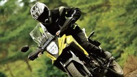 Siap diajak blusukan menyusuri tempat-tempat yang terpencil. Soal fitur, V-Strom SX hadir dengan dilengkapi beragam fitur seperti di Gixxer 250 SF, seperti LED headlight, LED taillight, ABS dual-channel, Easy-Start-System untuk memudahkan pemilik menghidupkan mesin, serta Digital Instrument Cluster yang informatif. Foto: Suzuki India