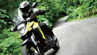 Tampang dari V-Strom SX mengeluarkan aura petualang, mulai dari penggunaan suspensi yang lebih panjang, windscreen berukuran tinggi, hingga moncong bebek alias high front fender. Desain paruh motor sport adventure tourer ini terinspirasi dari model DR-Z racer.  Foto: Suzuki India