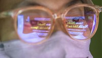 Warga melakukan pendaftaran mudik gratis lebaran 2022 bersama Kementerian Perhubungan (Kemenhub) melalui situs daring di Palembang, Sumatera Selatan, Selasa (12/4/2022).