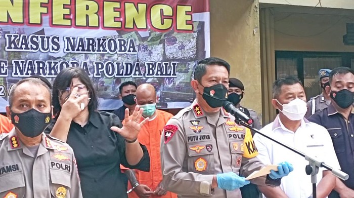 Kapolda Bali Irjen Pol Putu Jayan Danu Putra saat konferensi pers tangkapan narkotika di Mapolda Bali