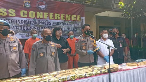 Kapolda Bali Irjen Pol Putu Jayan Danan Putra saat konferensi pers tangkapan narkoba