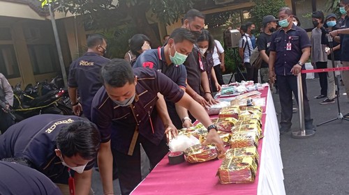 Anggota Direktorat Narkoba Polda Bali saat menunjukkan barang bukti narkoba diMapolda Bali.