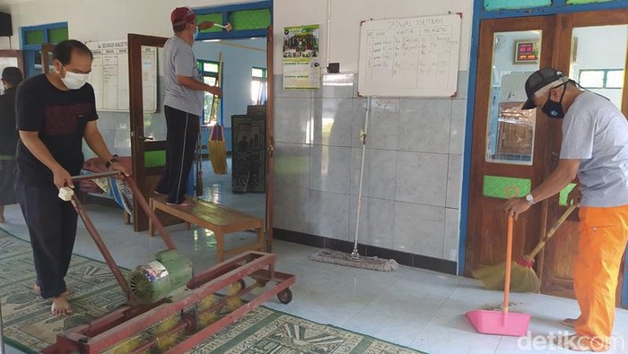 Team Bersih-Bersih Masjid di Masjid Nurul Iman, Dusun Soropadan, Desa Wanurejo, Kecamatan Borobudur, Kabupaten Magelang, Selasa (12/4/2022).