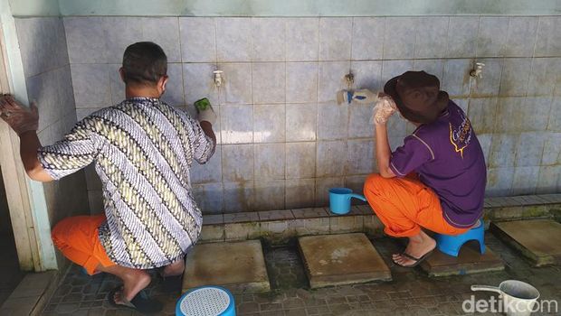 Team Bersih-Bersih Masjid di Masjid Nurul Iman, Dusun Soropadan, Desa Wanurejo, Kecamatan Borobudur, Kabupaten Magelang, Selasa (12/4/2022).