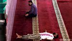 Istirahat Sejenak di Masjid untuk Isi Tenaga Saat Puasa