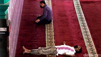 Masjid kerap jadi tempat istirahat sejumlah warga saat matahari sedang panas-panasnya di siang hari.