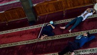 Suasana masjid yang sejuk membuat jemaah terlelap sejenak untuk mengisi tenaga, terlebih di bulan puasa.