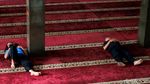 Istirahat Sejenak di Masjid untuk Isi Tenaga Saat Puasa