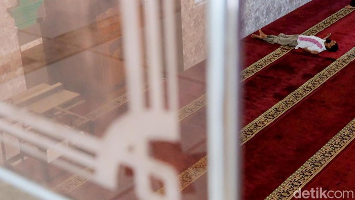 Masjid kerap jadi tempat istirahat warga saat matahari sedang terik di siang hari. Warga beristirahat sejenak untuk isi tenaga sebelum kembali beraktivitas.