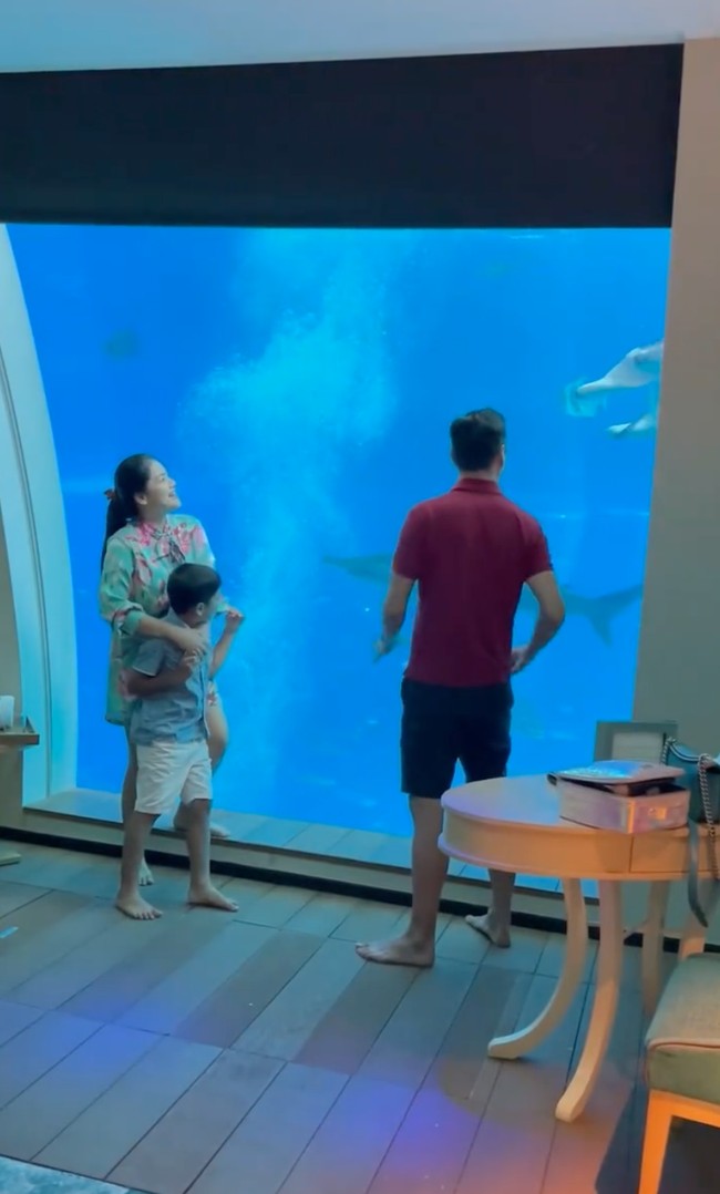 Banyak diidolakan, keluarga Titi Kamal dan Christian Sugiono memang selalu terlihat harmonis. Begini momen saat Titi bersama sang suami dan anaknya sedang menikmati pemandangan bawah laut di dalam hotel. Foto: Instagram/@titi_kamall