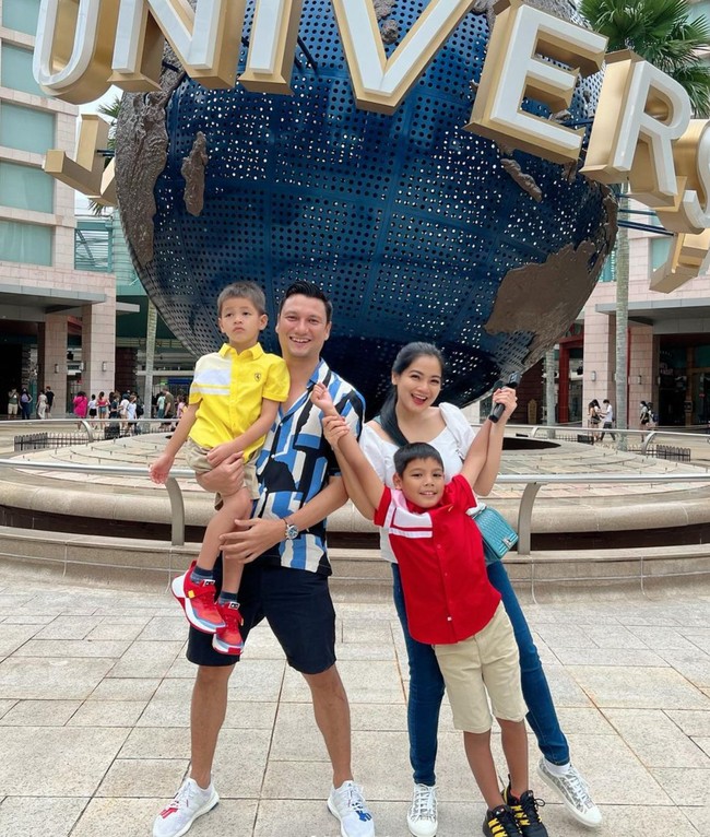 Beberapa waktu lalu Titi Kamal tampak menghabiskan waktu berliburnya bersama keluarga. Momen liburannya bersama sang suami, Christian Sugiono, dan kedua anak mereka tampak dibagikan Titi ke akun Instagramnya. Foto: Instagram/@titi_kamall