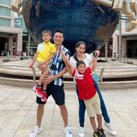 Beberapa waktu lalu Titi Kamal tampak menghabiskan waktu berliburnya bersama keluarga. Momen liburannya bersama sang suami, Christian Sugiono, dan kedua anak mereka tampak dibagikan Titi ke akun Instagramnya. Foto: Instagram/@titi_kamall