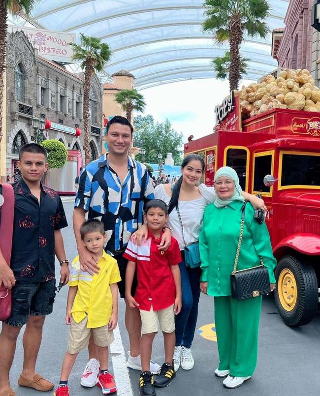 Tak hanya bersama suami dan anak-anaknya, Titi pun mengajak sang ibu dan saudara laki-lakinya untuk bersama-sama menghabiskan waktu berlibur ke Singapura. Di sana Titi dan keluarganya tampak mengunjungi berbagai tempat wisata, salah satunya Universal Studio. Foto: Instagram/@titi_kamall