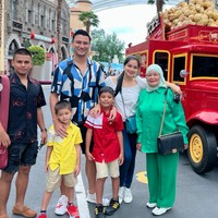Tak hanya bersama suami dan anak-anaknya, Titi pun mengajak sang ibu dan saudara laki-lakinya untuk bersama-sama menghabiskan waktu berlibur ke Singapura. Di sana Titi dan keluarganya tampak mengunjungi berbagai tempat wisata, salah satunya Universal Studio. Foto: Instagram/@titi_kamall