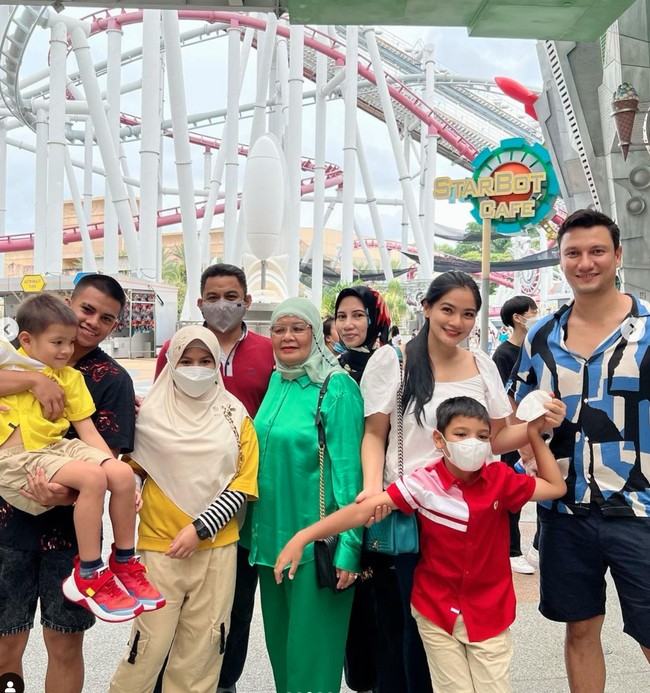 Di akun Instagramnya Titi menjelaskan bahwa kedatangannya ke Singapura tak hanya untuk berjalan-jalan, melainkan juga untuk bersilaturahmi dengan saudaranya yang tinggal di sana. Tak lupa Titi dan keluarganya pun tampak berfoto untuk mengabadikan pertemuan mereka. Foto: Instagram/@titi_kamall