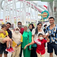 Di akun Instagramnya Titi menjelaskan bahwa kedatangannya ke Singapura tak hanya untuk berjalan-jalan, melainkan juga untuk bersilaturahmi dengan saudaranya yang tinggal di sana. Tak lupa Titi dan keluarganya pun tampak berfoto untuk mengabadikan pertemuan mereka. Foto: Instagram/@titi_kamall