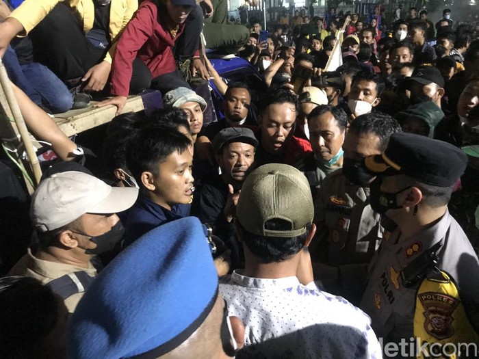 Topi hijau Wali Kota Sukabumi Achmad Fahmi saat menemui demonstran.